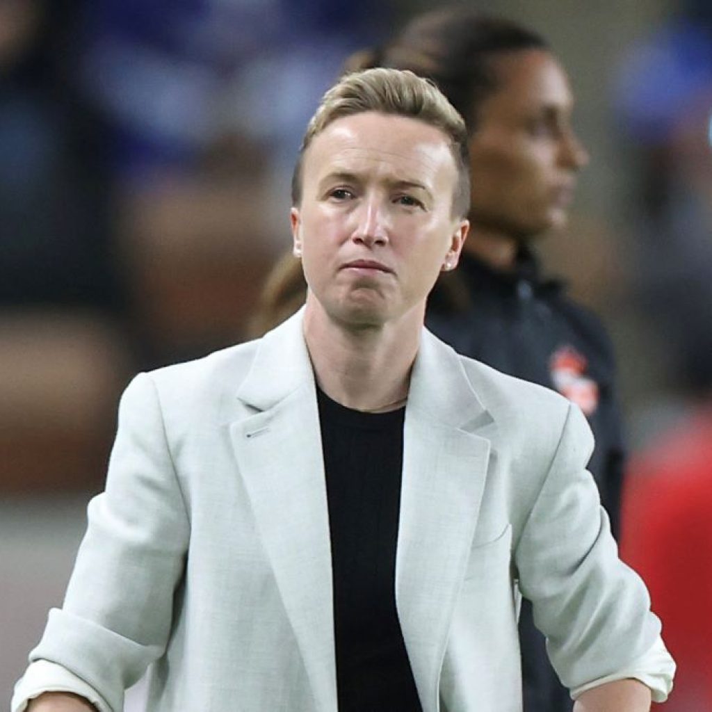 Pelatih Bev Priestman dan asistennya dapat skors setahun buntut skandal drone di Olimpiade 2024. Foto: x.com/BleacherReport