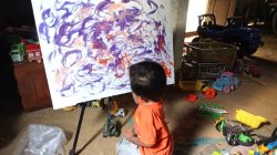 Bhumi Atmojo, balita berusia 2 tahun di Blora melukis abstrak. Foto: Dok. Lilik Yuliantoro