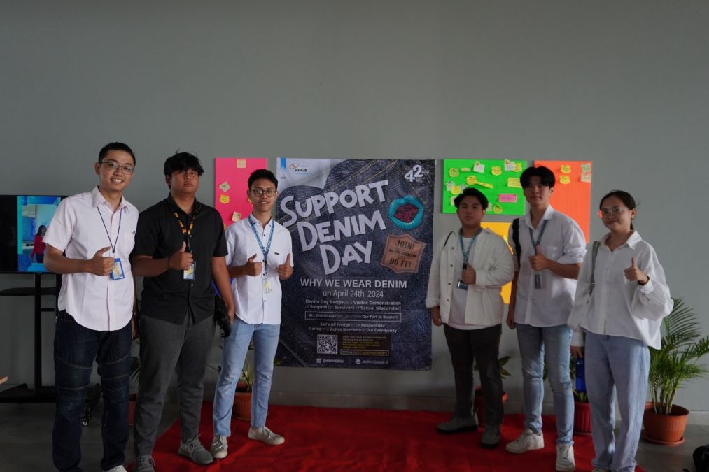 BINUS Semarang Denim Day di Atrium Lantai 1 Main Campus BINUS Semarang. Foto: Dok. BINUS Semarang