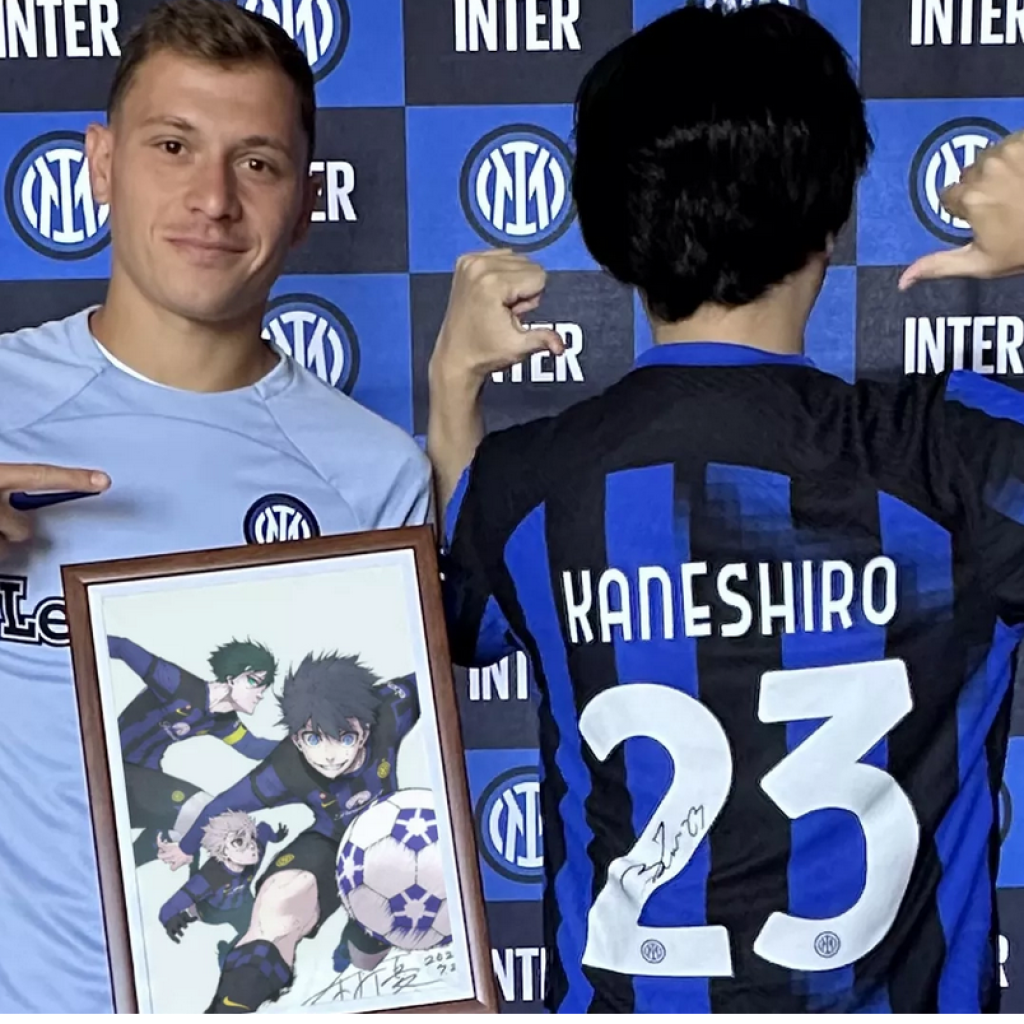 Nicolo Barella dan penulis Kaneshiro. Foto: inter.it.