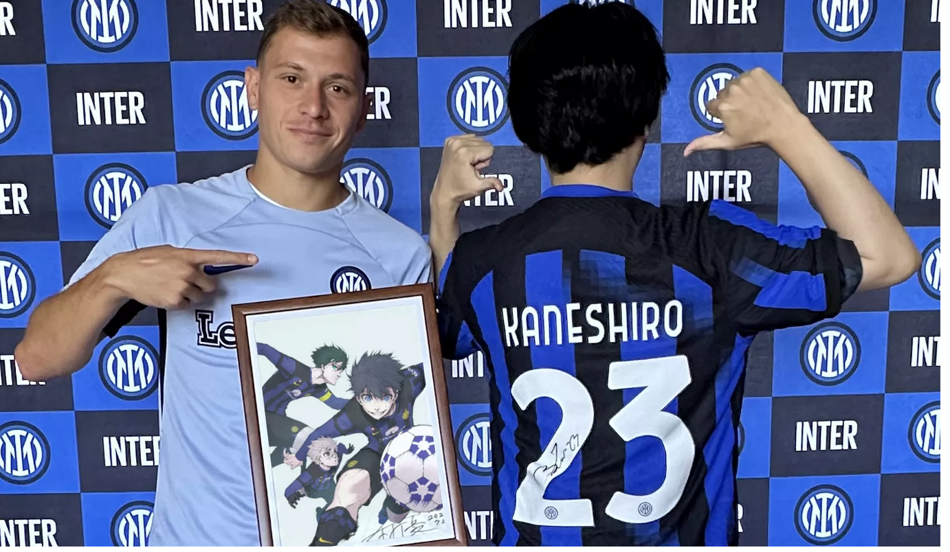 Nicolo Barella dan penulis Kaneshiro. Foto: inter.it.