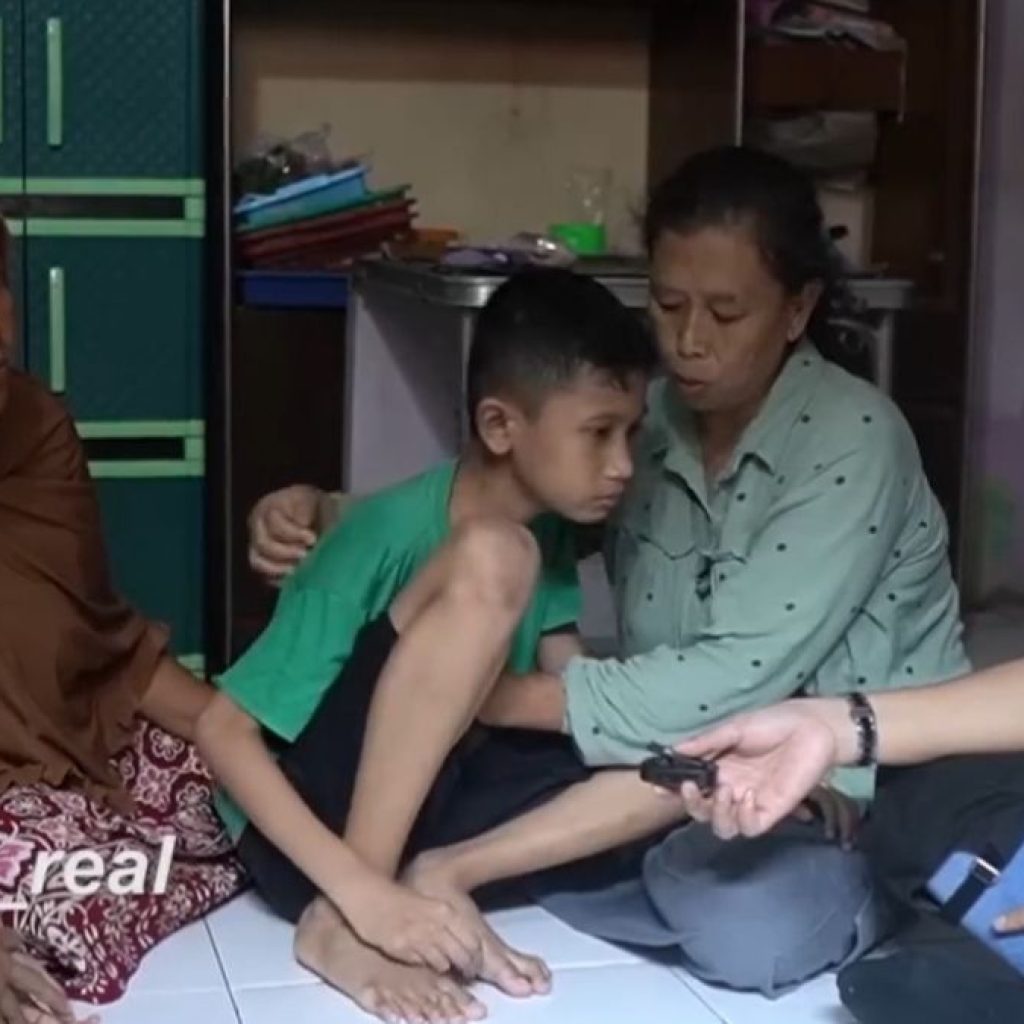 TUTURPEDIA - Viral! Bocah SD di Cirebon Depresi hingga Berhenti Sekolah Lantaran Handphone Miliknya Dijual oleh Sang Ibu