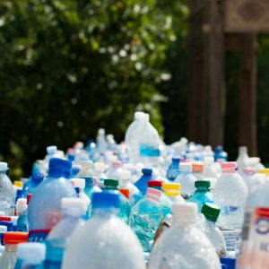 Peduli Lingkungan, Pemkab Sragen Gelar Aksi Tukar Botol Plastik dengan Kompos dan Bibit Tanaman