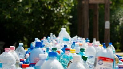 Peduli Lingkungan, Pemkab Sragen Gelar Aksi Tukar Botol Plastik dengan Kompos dan Bibit Tanaman