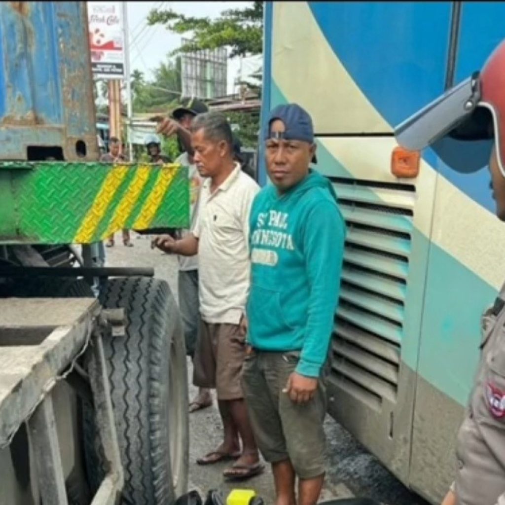 Peristiwa heroik Bripda Novandro yang mengganjal bus menggunakan motor pribadinya. Foto: tiktok.com/@pontianakmediaa