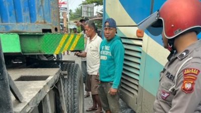 Peristiwa heroik Bripda Novandro yang mengganjal bus menggunakan motor pribadinya. Foto: tiktok.com/@pontianakmediaa