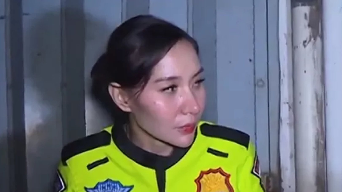 Sosok Briptu Putri Sirty Cikita Sabunge yang viral usai tegur pria sedang makan di warung. Foto: x.com/kegblgnunfaedh