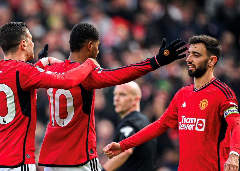 Bruno Fernandes beri kesempatan penalti ke Marcus Rashford, Roy Keane mengkritik. Foto: x.com/ManUtd