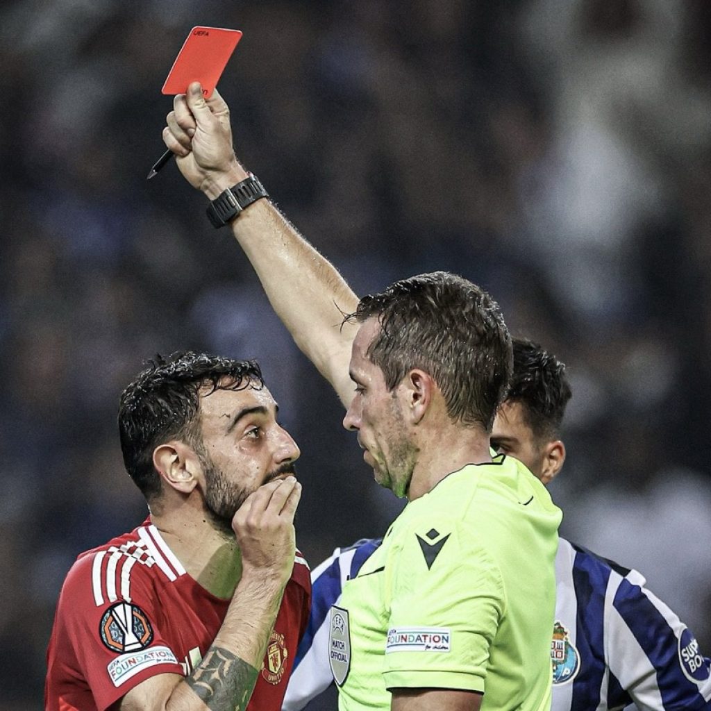 Bruno Fernandes dapat kartu merah dalam laga MU vs Porto di Liga Europa. Foto: x.com/FAccord88169
