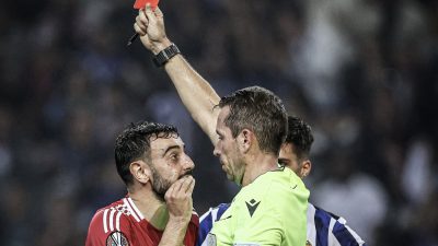 Bruno Fernandes dapat kartu merah dalam laga MU vs Porto di Liga Europa. Foto: x.com/FAccord88169