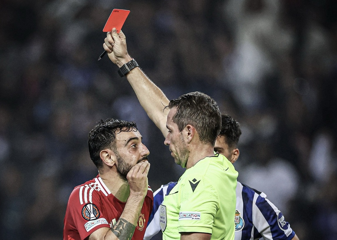 Bruno Fernandes dapat kartu merah dalam laga MU vs Porto di Liga Europa. Foto: x.com/FAccord88169