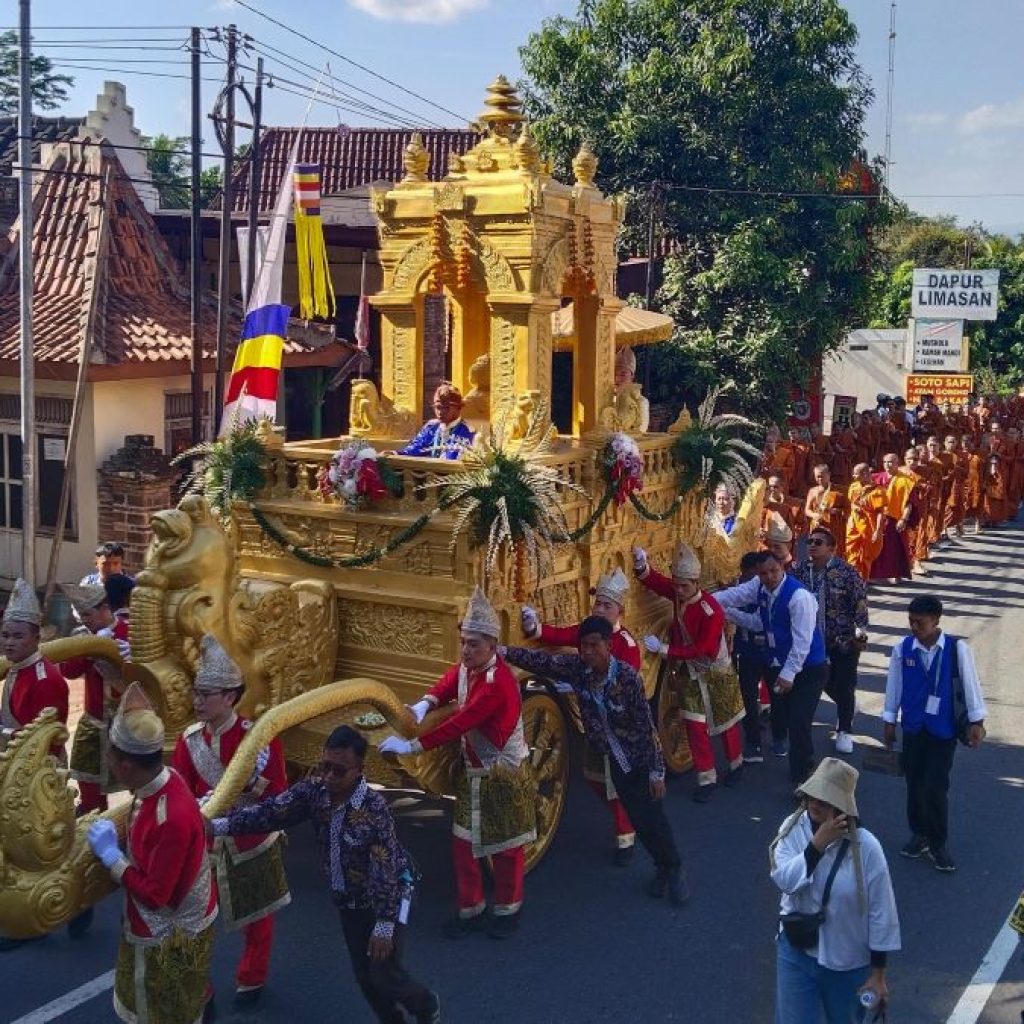 Umat Buddha melakukan Perjalanan Bakti melalui Candi Mendut hingga Candi Borobudur. Foto: Humas Bimas Buddha
