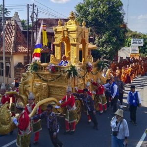 Perjalanan Bakti, Ribuan Umat Buddha Iring-iringan dan Mengarak Kereta 2,5 Ton