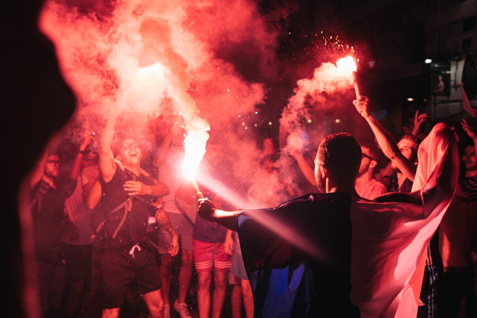 Kegunaan flare yang sesungguhnya, bukan sebagai properfi foto preweddin. FOTO: Unsplash.com/Matthieu Joannon