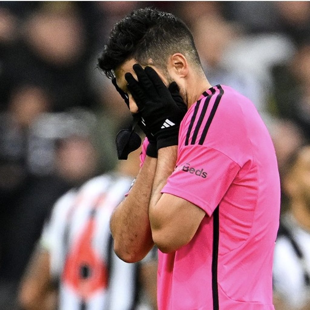 VAR Liga Inggris kembali tuai kritikan usai memberi kartu merah ke Raul Jimenez. Foto: X.com/sportbible