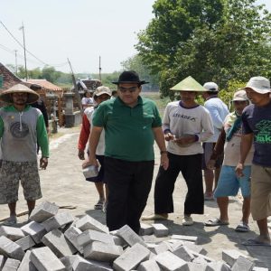 Turut Gotong Royong, Arief Rohman Semangati Warga Dukuh Kalimongo Bangun Jalan