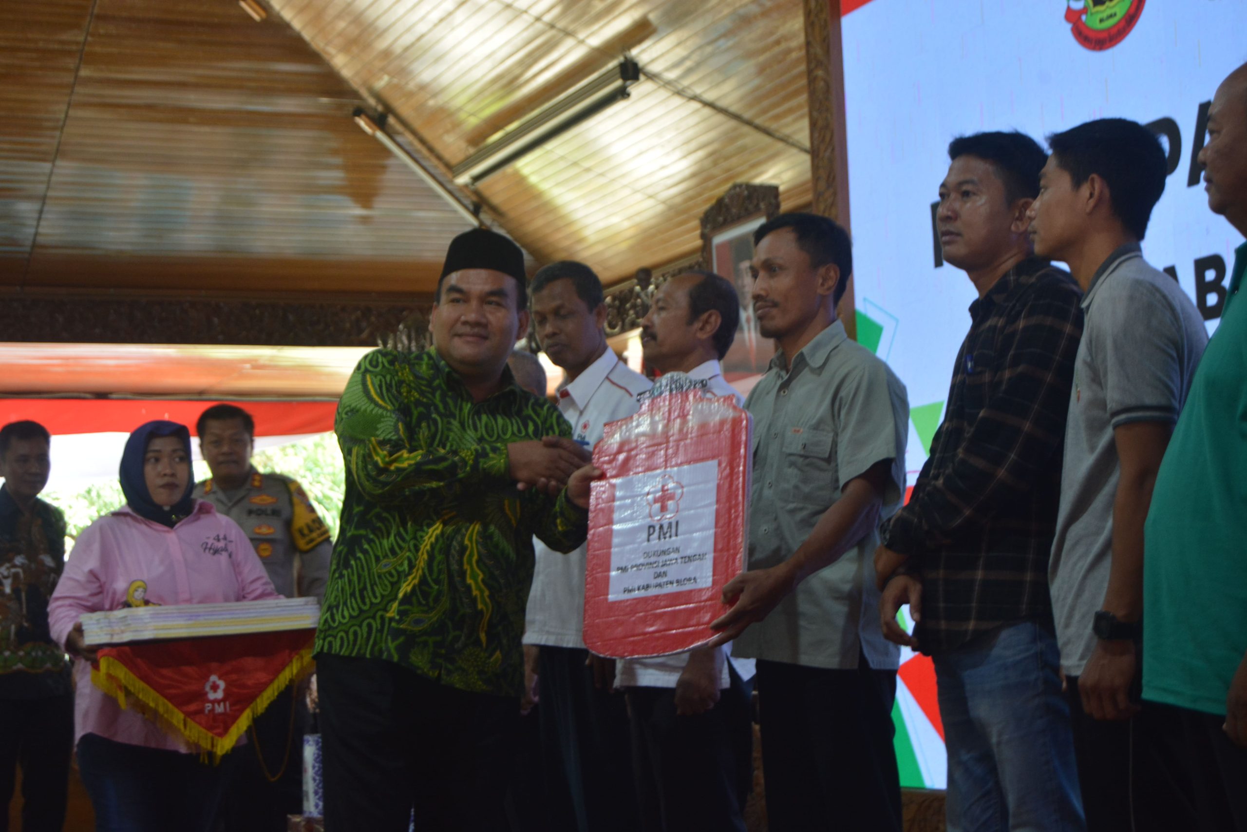 Bupati Arief Rohman mengapresiasi bulan dana PMI Blora yang mencapai target. Foto: Istimewa