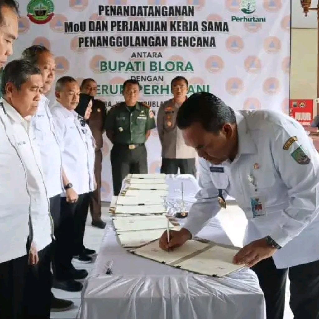 Bupati Blora, Arief Rohman melakukan penandatanganan kerja sama dengan administrator Perhutani. Foto: Istimewa