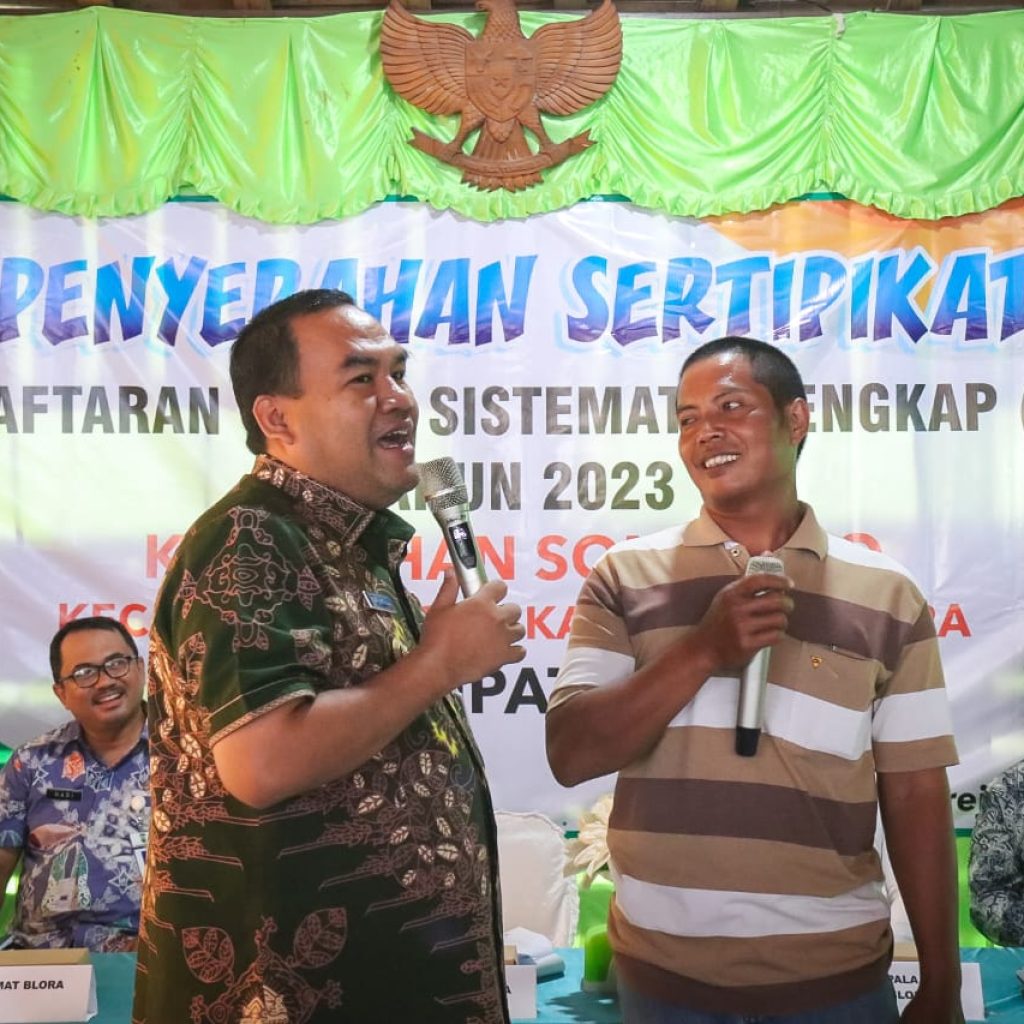 Bupati Blora sampaikan pesan untuk warga Sonorejo yang telah menerima sertifikat program PTSL. Foto: Humas Pemkab Blora