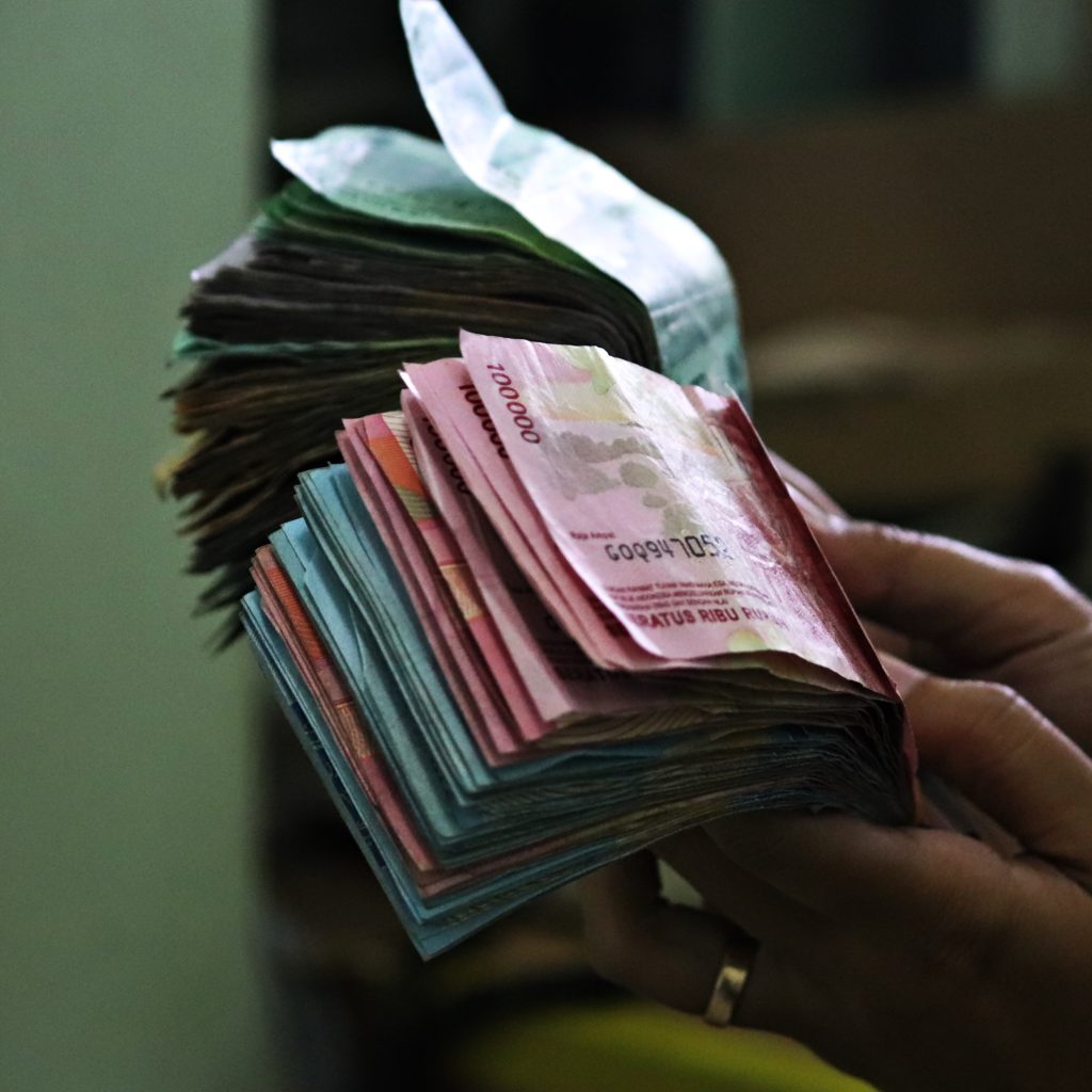 Buruh acungi jempol ke Wali Kota karena UMK Kota Semarang jadi yang tertinggi. Foto: Unsplash.com/Mufid Majnun