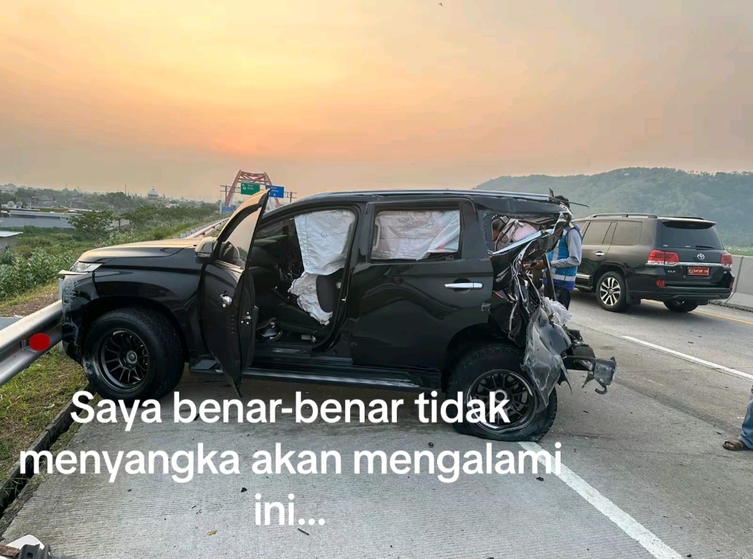 Terjadi kecelakaan antara bus PO Haryanto dan mobil Pajero Sport di Tol Batang. Foto: TikTok.com/@atra_atra6