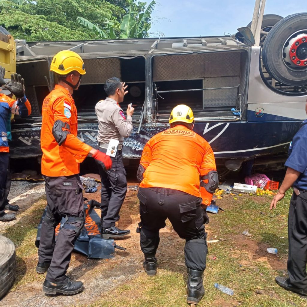 TUTURPEDIA - Bus Tujuan Jakarta Alami Kecelakaan Tunggal, Dua Penumpang Meninggal