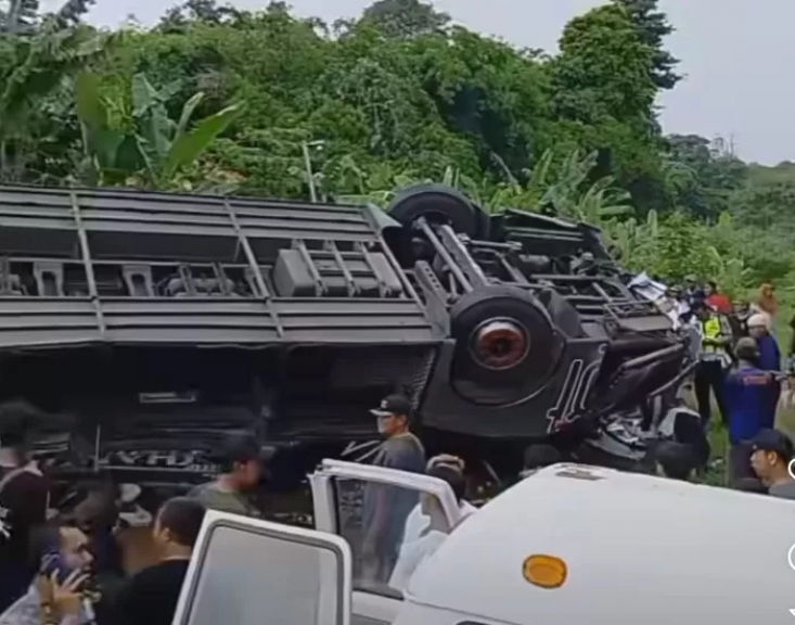 Berikut kronologi bus terjun bebas di Tol Pemalang. Foto: PMJNews