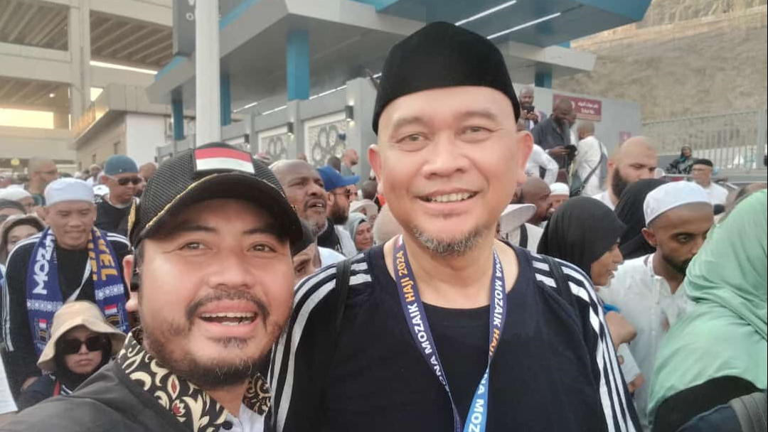 Cak Lontong berterima kasih kepada petugas haji. Foto: Laman Kemenag