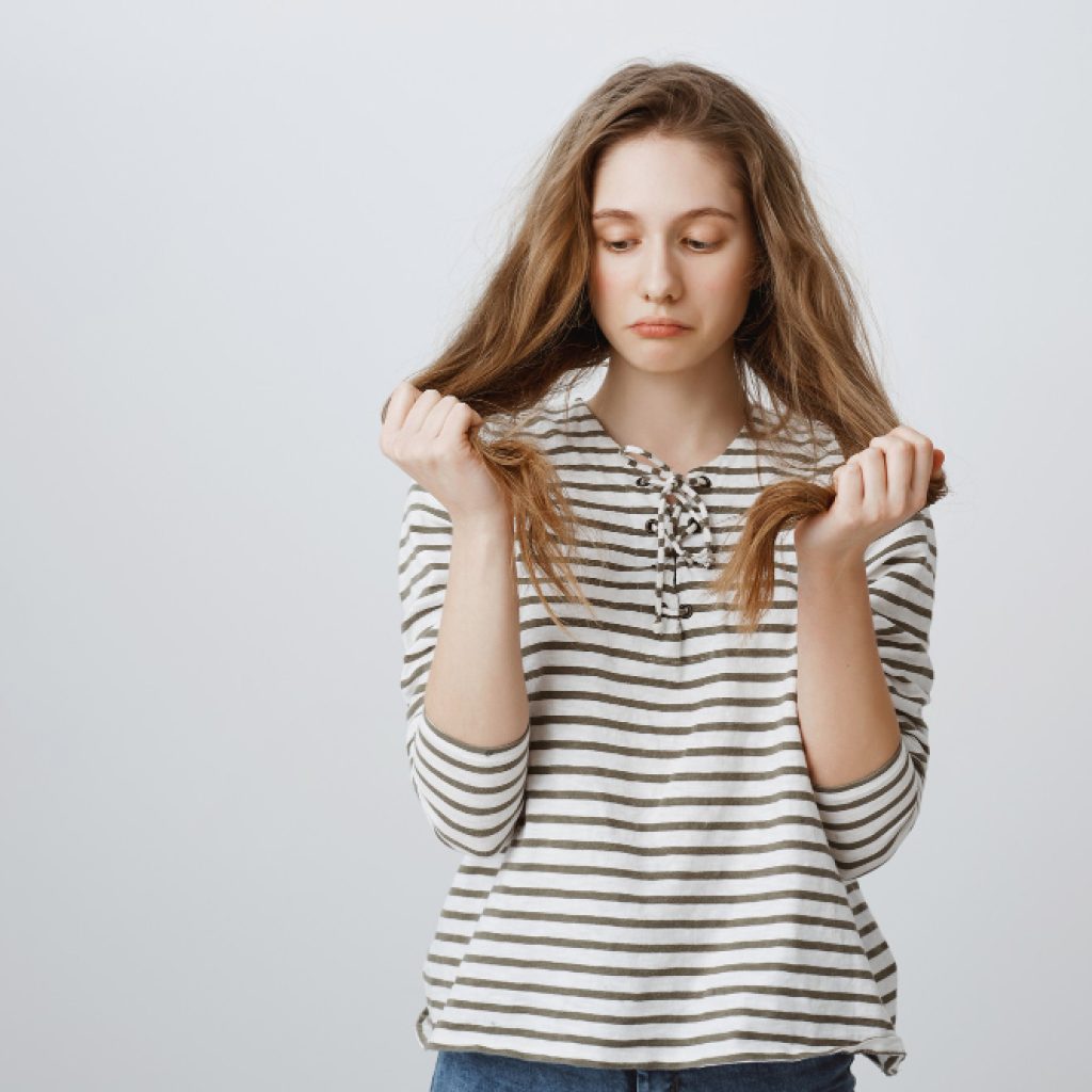 10 Tips Mengatasi Rambut Rontok, Hindari Kebiasaan Ini!
