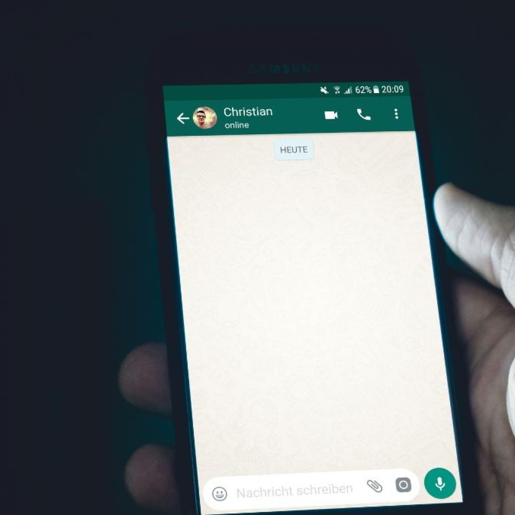 TUTURPEDIA - Wajib Tahu! Ini 5 Cara Aman Bikin WhatsApp Terlihat Offline Saat Online