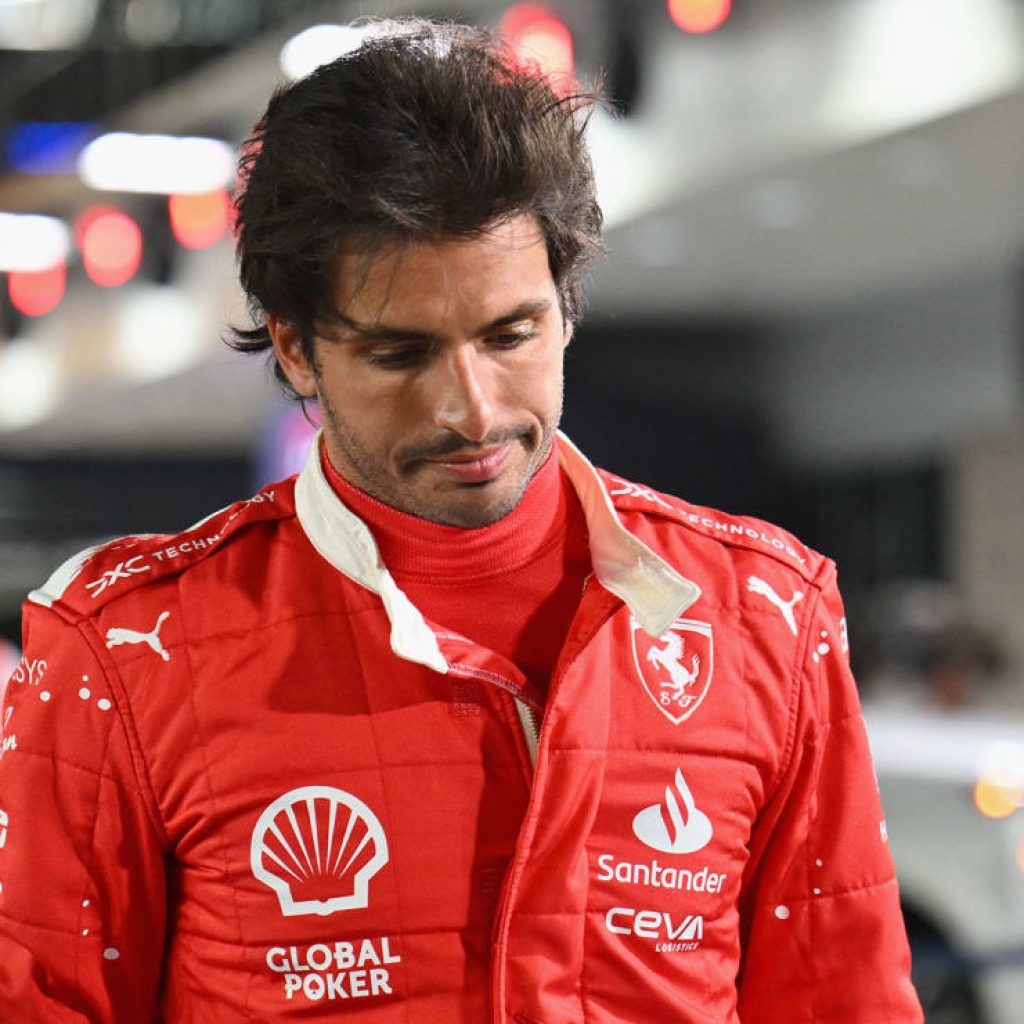 Carlos Sainz harus turun 10 posisi di Grand Prix Las Vegas karena kerusakan di mobilnya. Foto: formula1.com