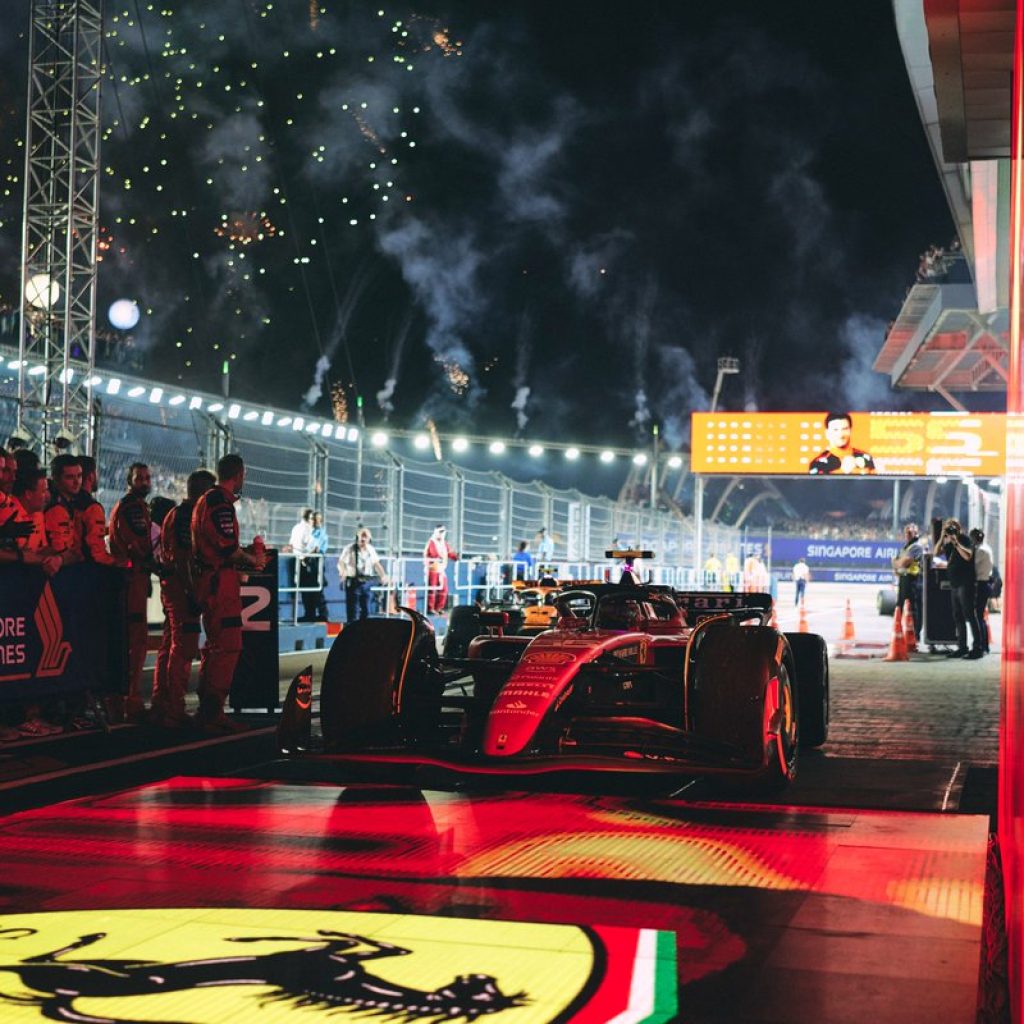 Carlos Sainz juara F1 GP Singapura 2023, berhasil patahkan rekor beruntun Red Bull. FOTO: x.com/ScuderiaFerrari