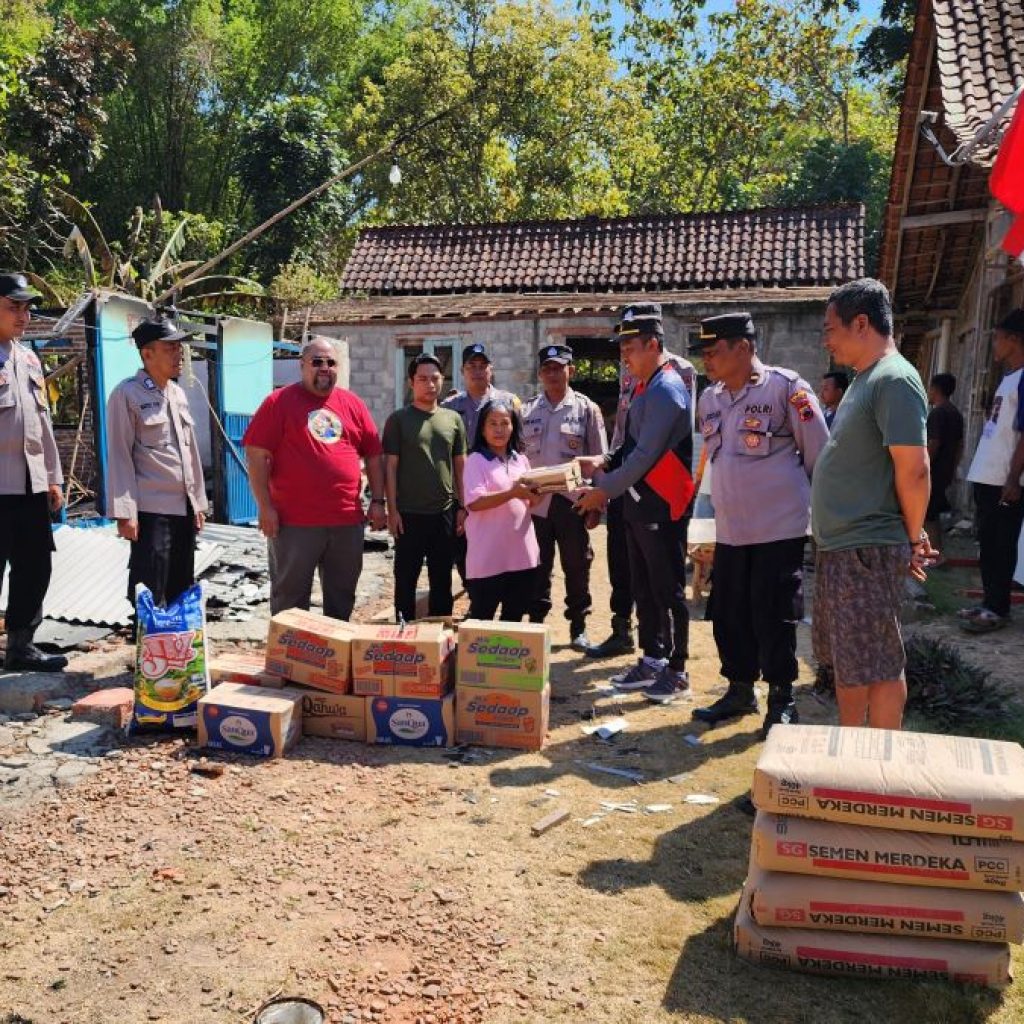 DPC Ndaru Blora salurkan bantuan kepada korban pasca rumahnya terbakar. Foto: Istimewa