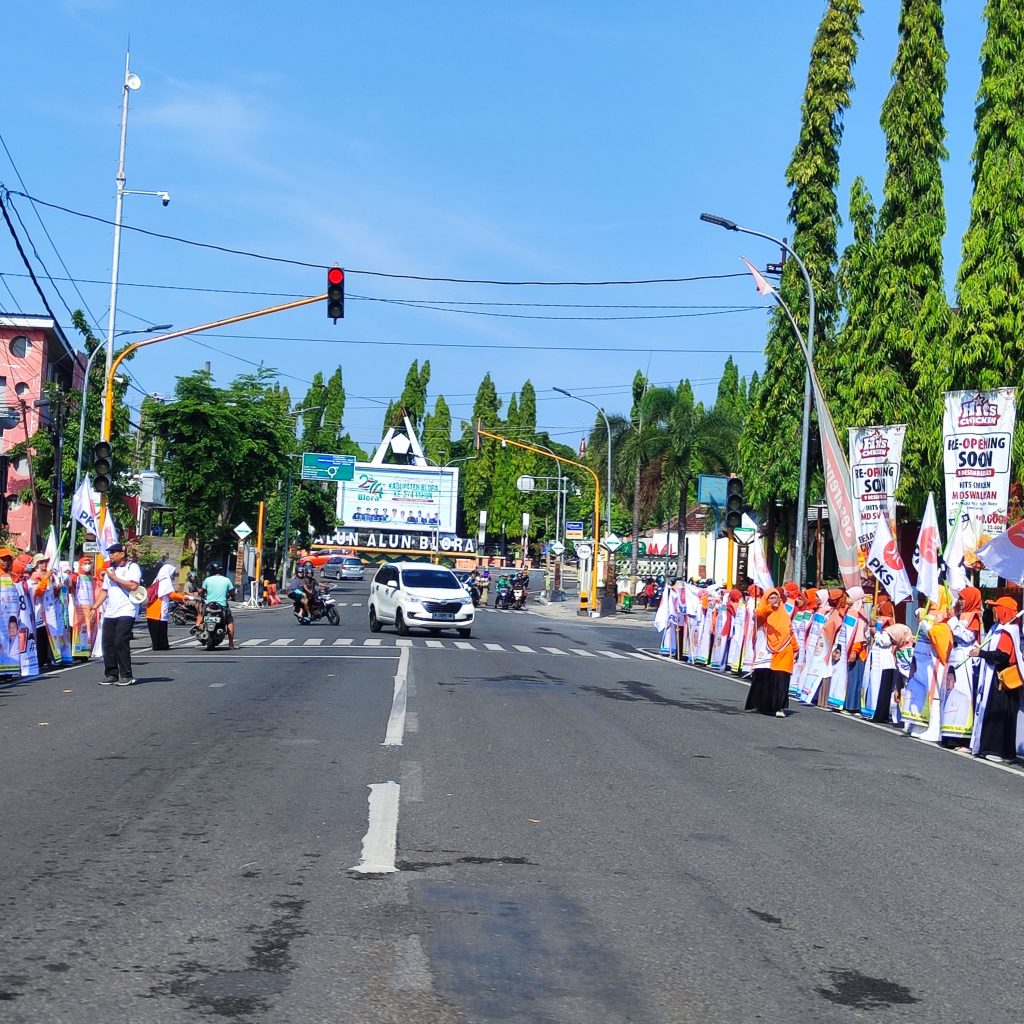 Gaet Suara untuk Coblos AMIN, DPD PKS Blora Gelar Kampanye dengan Flashmob di Pinggir Traffic Light