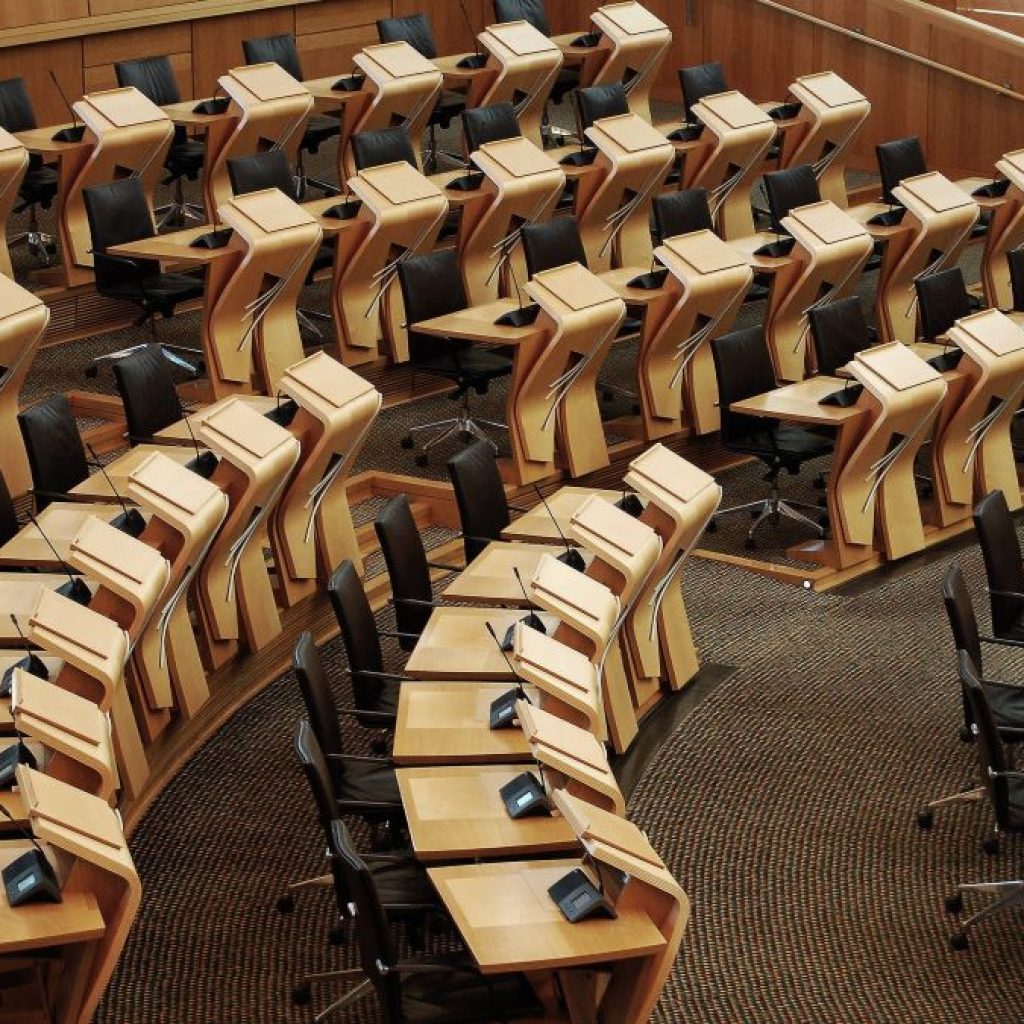 DPRD DKI Jakarta berencana menyediakan pakaian dinas baru dengan pin emas. Foto: freepik.com/wirestock