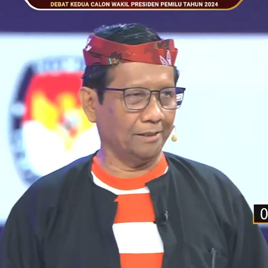 Pakaian adat Madura yang dikenakan oleh Mahfud MD. Foto; Tangkapan layar YouTube KPU RI