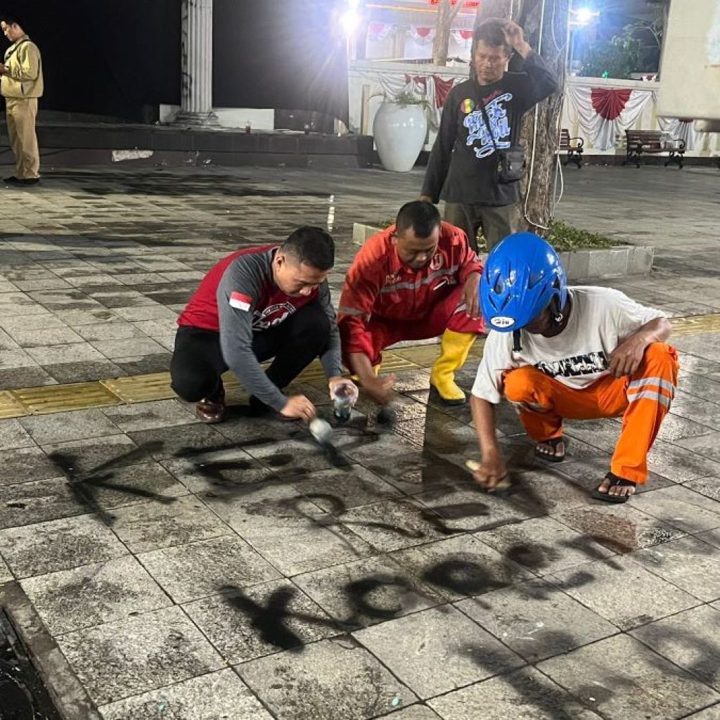 Jajaran Pemkot Semarang lakukan perbaikan fasilitas umum di Balai Kota Semarang usai adanya demo. Foto: Dok. Pemkot Semarang