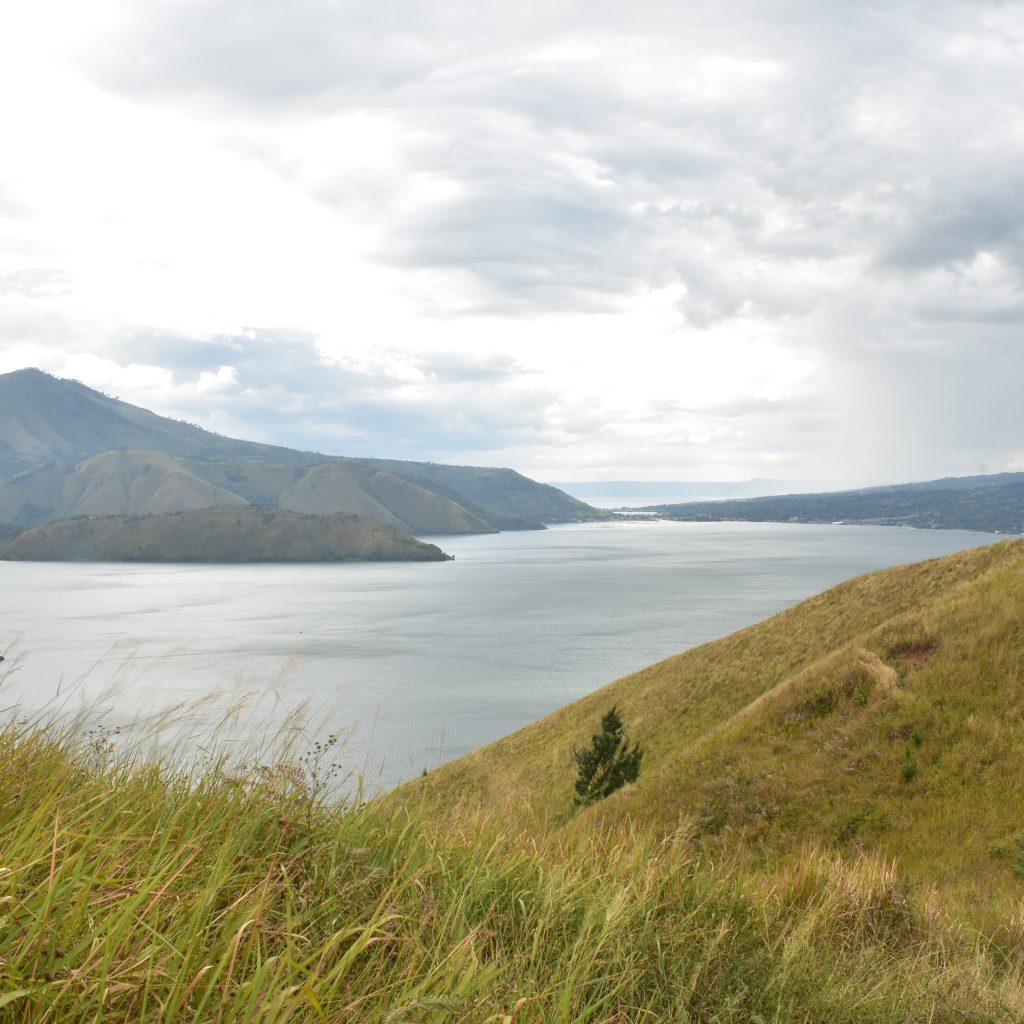 Asal-usul Danau Toba, yang dijadikan tema Google Doodle pada 31 Agustus 2023. Foto: Unsplash.com/Milala Wisata