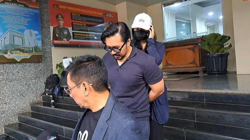 Momen Audrey Davis diperiksa polisi dan ditemani oleh sang ayah David Bayu. Foto: PMJNews/Istimewa