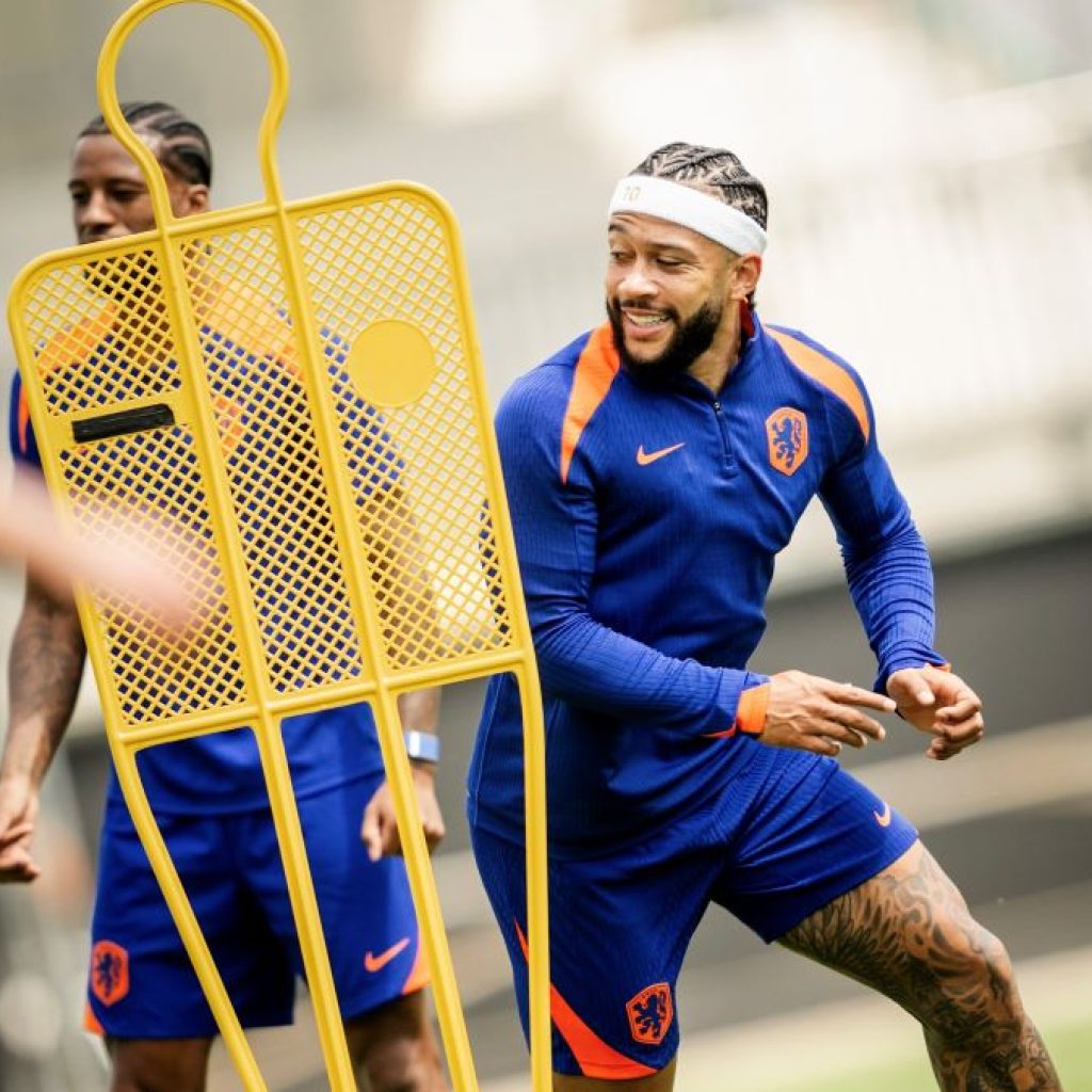 Memphis Depay belum cetak gol di EURO 2024, Ronald Koeman minta tampil lebih baik. Foto: x.com/OnsOranje