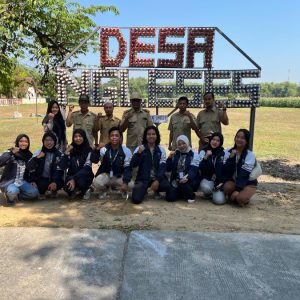 Tim KKN Undip Bersama Warga Desa Ngleses Manfaatkan Limbah Plastik sebagai Bata Ramah Lingkungan 