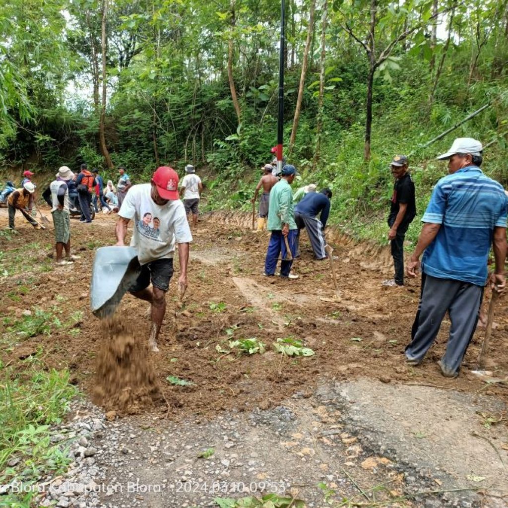 Ratusan Warga di Desa Plantungan Bergotong Royong, Perbaiki Jalan untuk Dilewati Pemudik