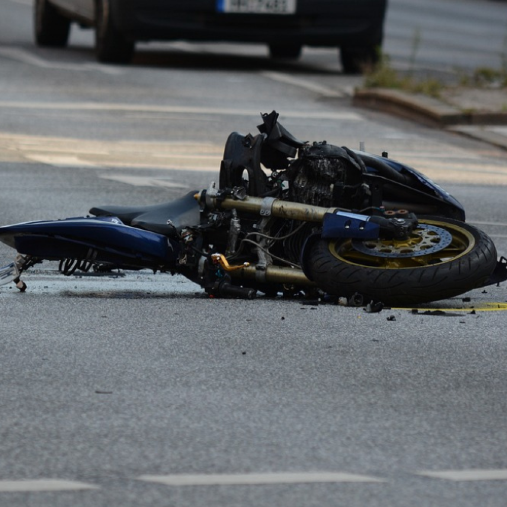Ilustrasi pengendara motor terlindas truk usai diberhentikan polisi. Foto: pixabay.com/fshh