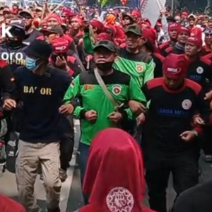 Massa Buruh Demo Tolak Potong Gaji untuk Tapera di Patung Kuda Jakarta