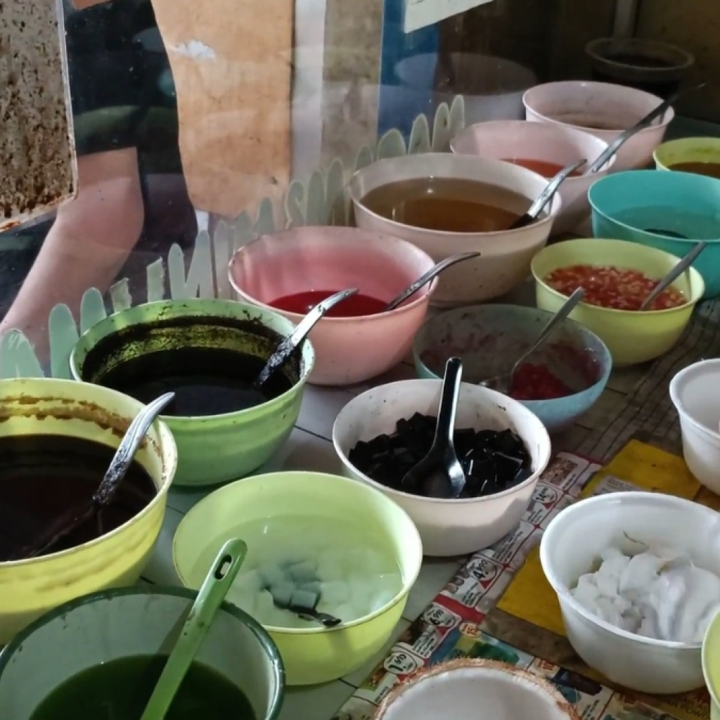 Rekomendasi tempat makan legendaris di Tangerang. Foto: Tangkapan Layar YouTube INGAT MAKAN !!!