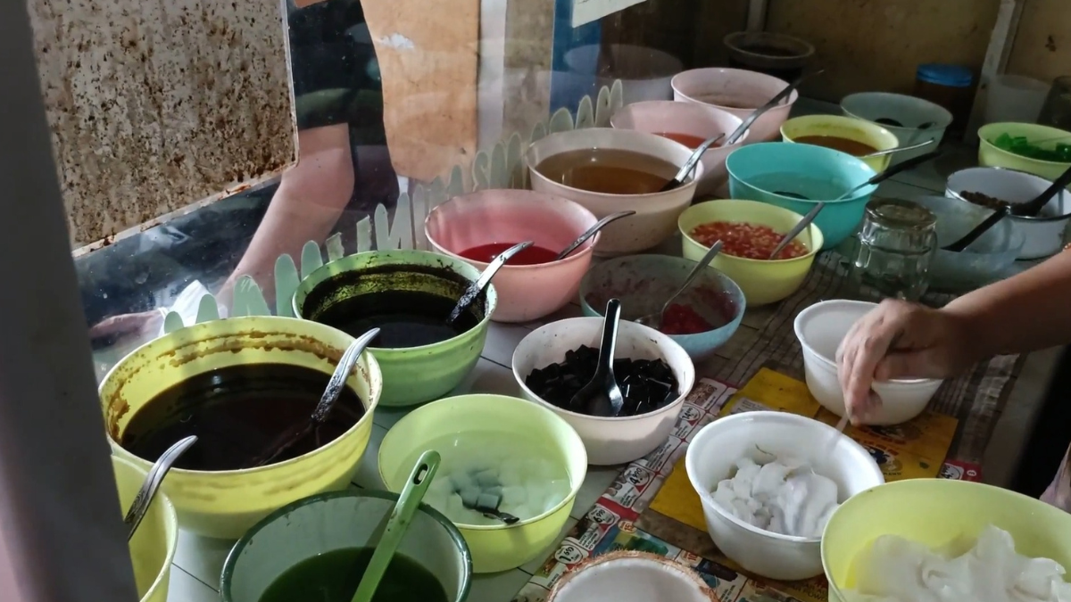 Rekomendasi tempat makan legendaris di Tangerang. Foto: Tangkapan Layar YouTube INGAT MAKAN !!!