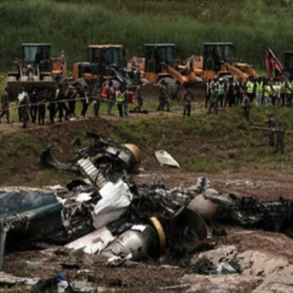 Kondisi pesawat Saurya Airlines yang jatuh dan terbakar di Kathmandu, Nepal. Foto: tiktok.com/@_info_hub_