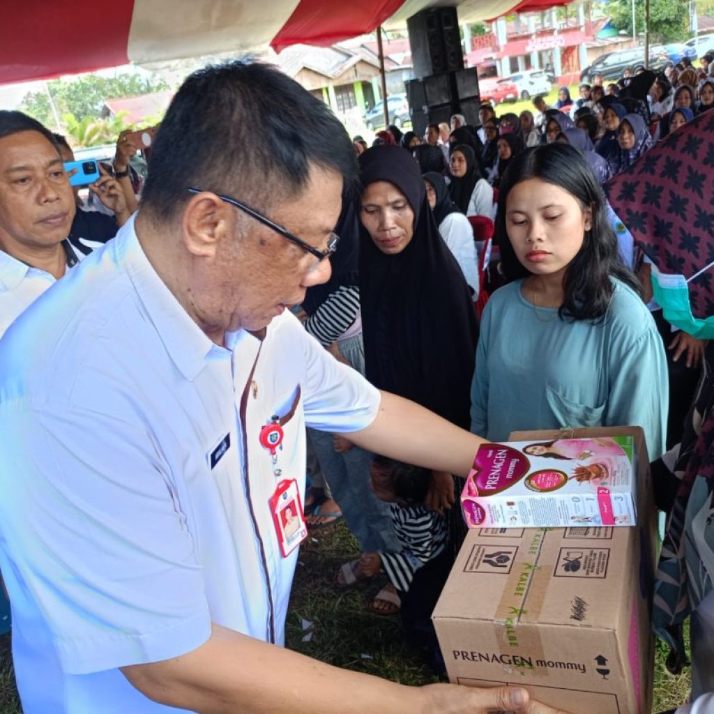 Dinas kesehatan Bolmong memberikan makanan tambahan untuk ibu hamil dan balita. Foto: Istimewa