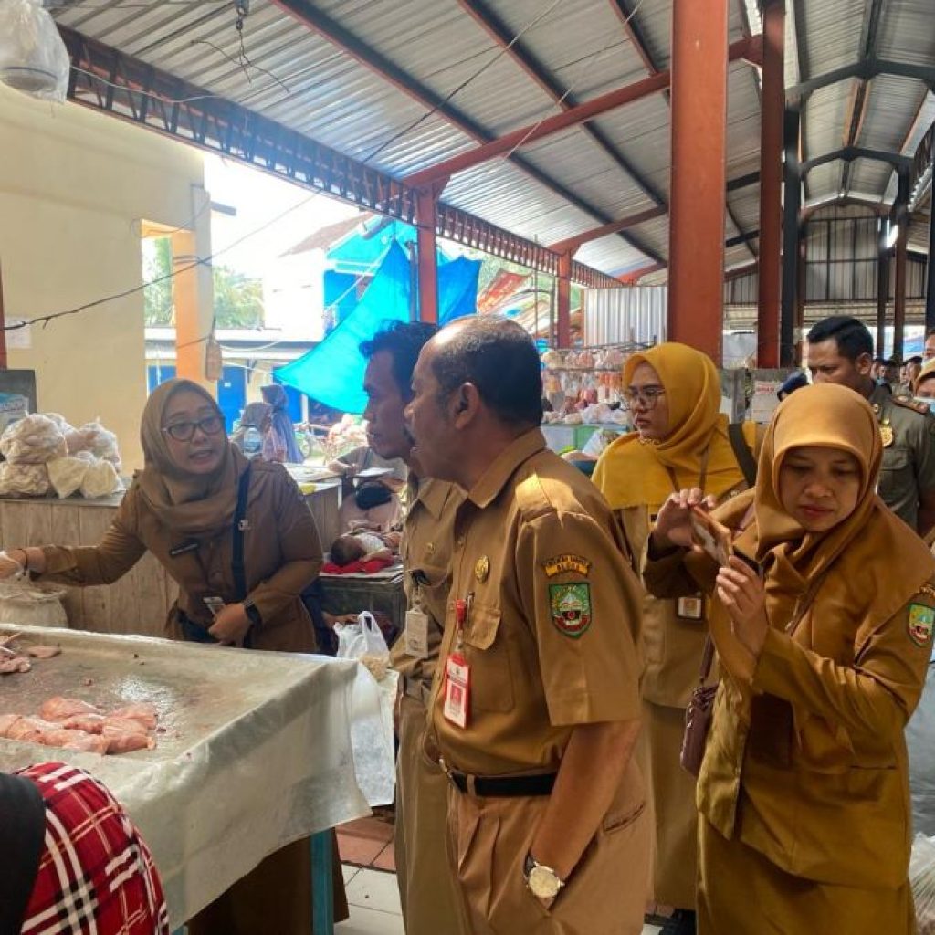Dinkes Blora melakukan sidak di pasar. Foto: Istimewa