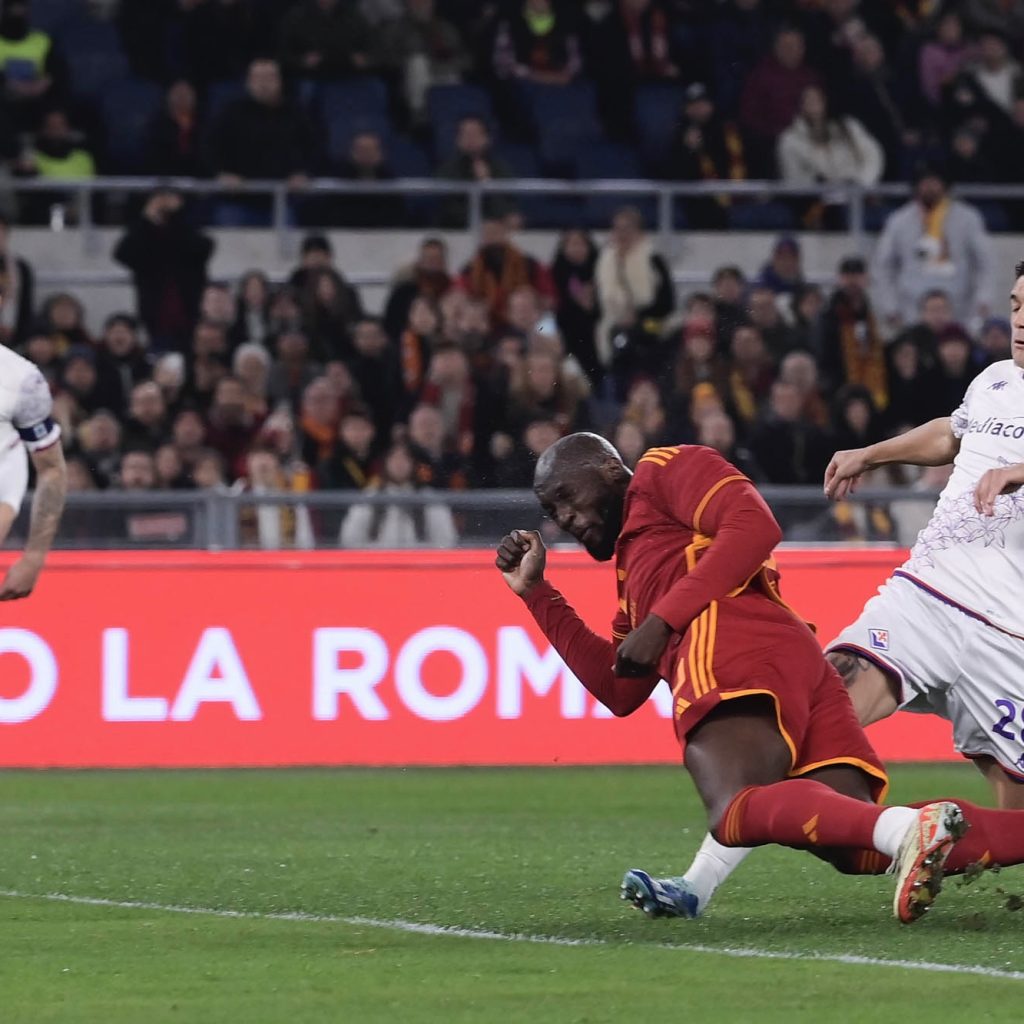 Meski mendapat dua kartu merah, AS Roma tetap berhasil tahan imbang melawan Fiorentina. Foto: X.com/OfficialASRoma